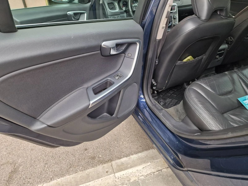Volvo V60 2.4 D5 AWD, снимка 10 - Автомобили и джипове - 52295094