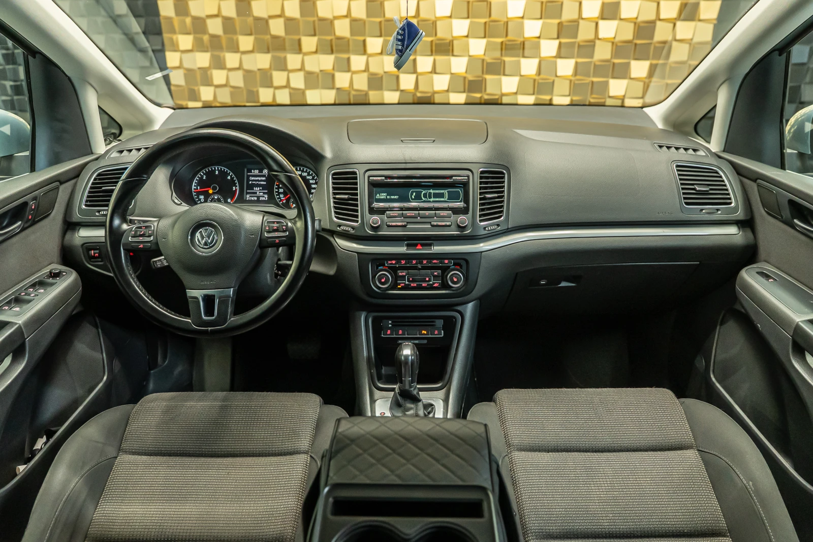 VW Sharan 2.0 TDI, снимка 11 - Автомобили и джипове - 54409580