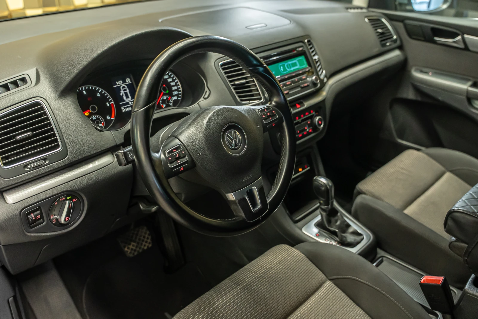 VW Sharan 2.0 TDI, снимка 7 - Автомобили и джипове - 54409580