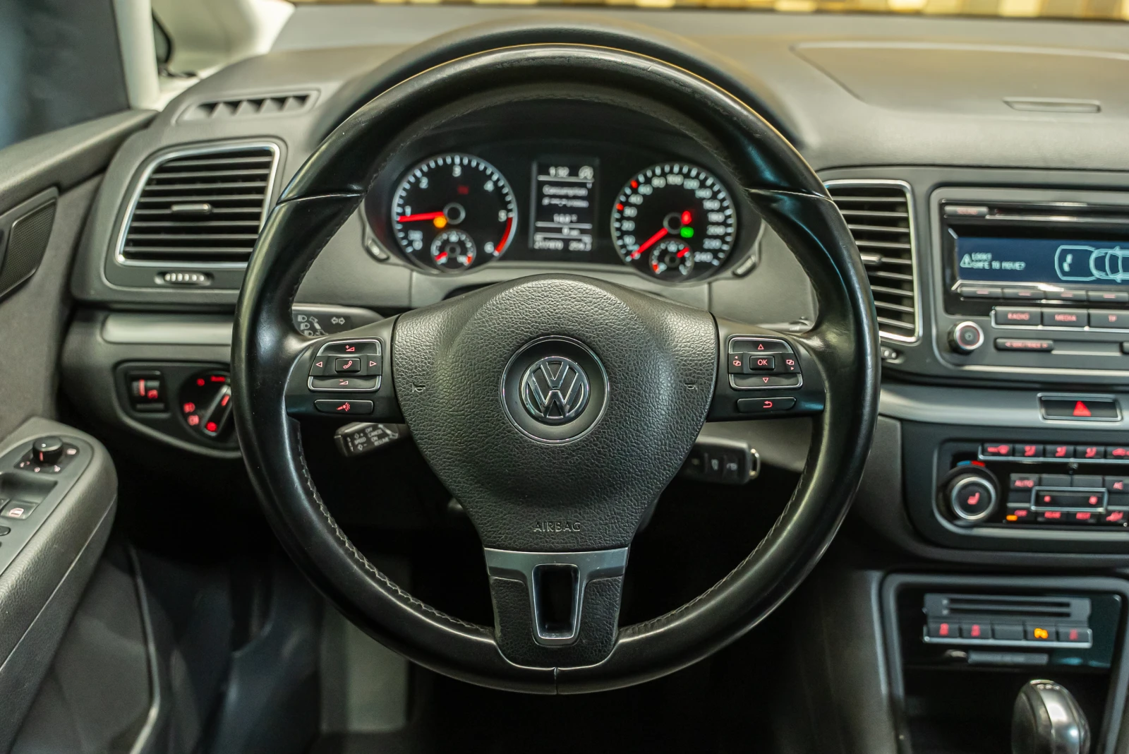 VW Sharan 2.0 TDI, снимка 13 - Автомобили и джипове - 54409580