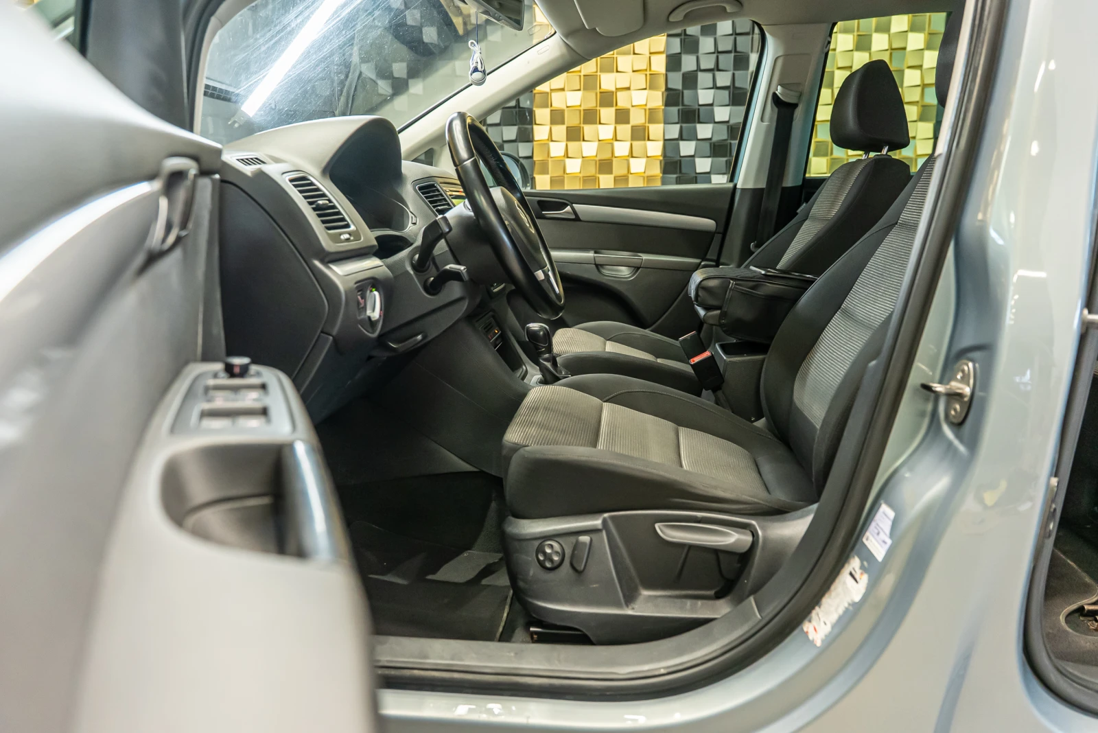 VW Sharan 2.0 TDI, снимка 10 - Автомобили и джипове - 54409580