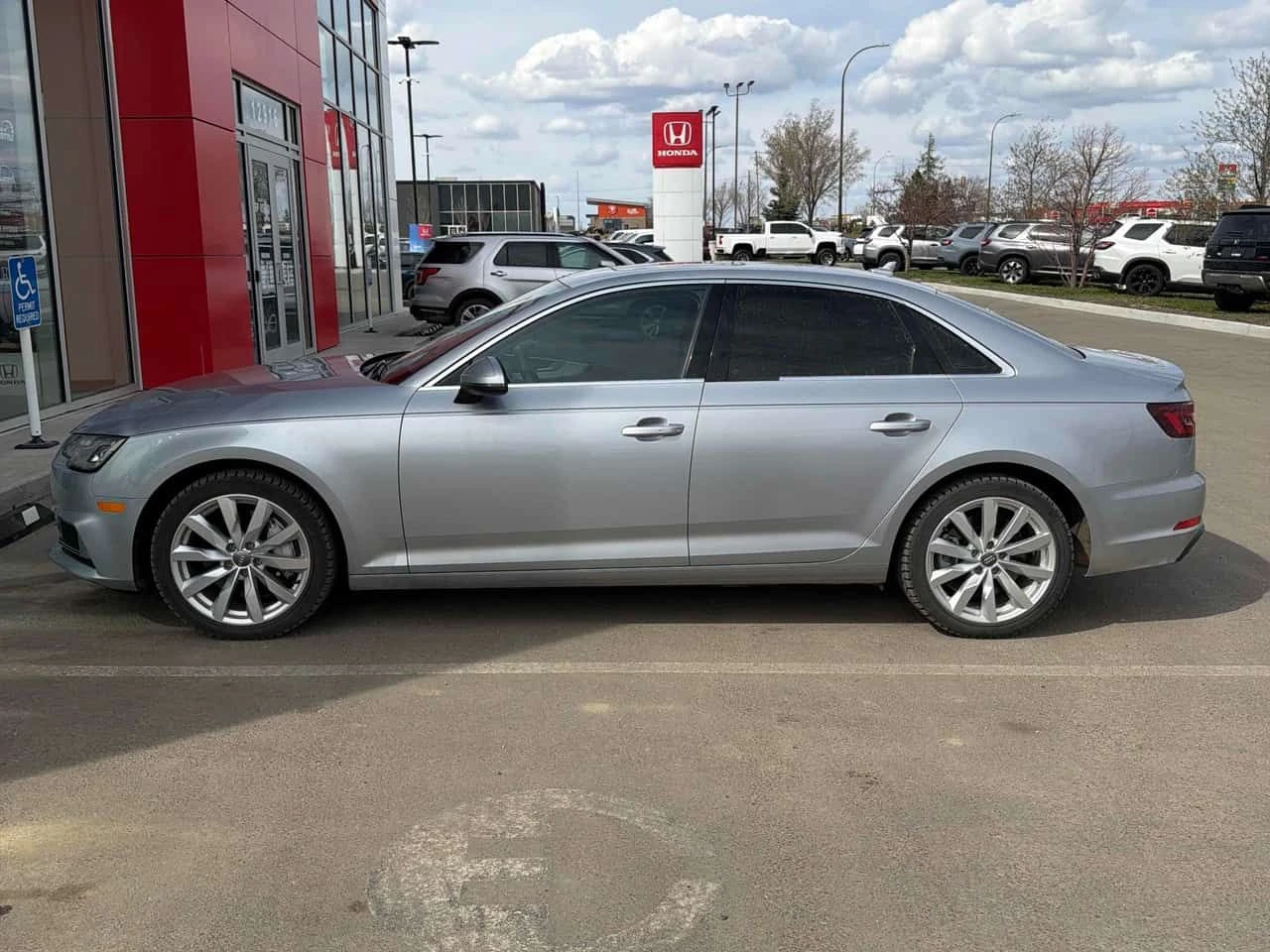 Audi A4 Komfort /CARFAX/Шибедах/Подгрев/Памет, снимка 3 - Автомобили и джипове - 54499626