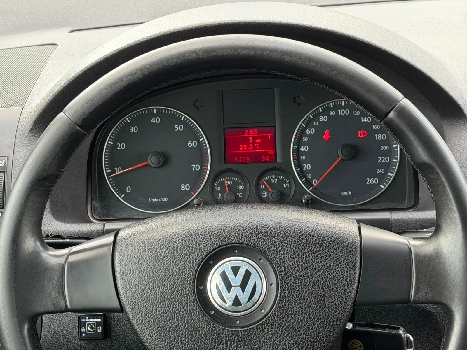 VW Touran 1.6i ГАЗ/БЕНЗИН, снимка 11 - Автомобили и джипове - 55193626