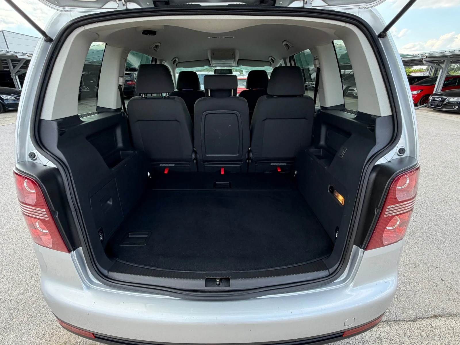 VW Touran 1.6i ГАЗ/БЕНЗИН, снимка 8 - Автомобили и джипове - 55193626
