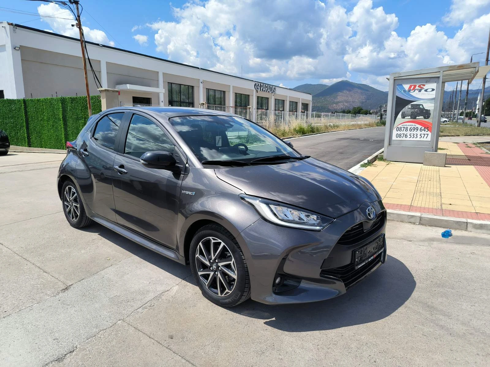 Toyota Yaris 1.5iHybrid-Kamera-Keyless-Navi-Panorama-Euro-6D, снимка 3 - Автомобили и джипове - 55298627