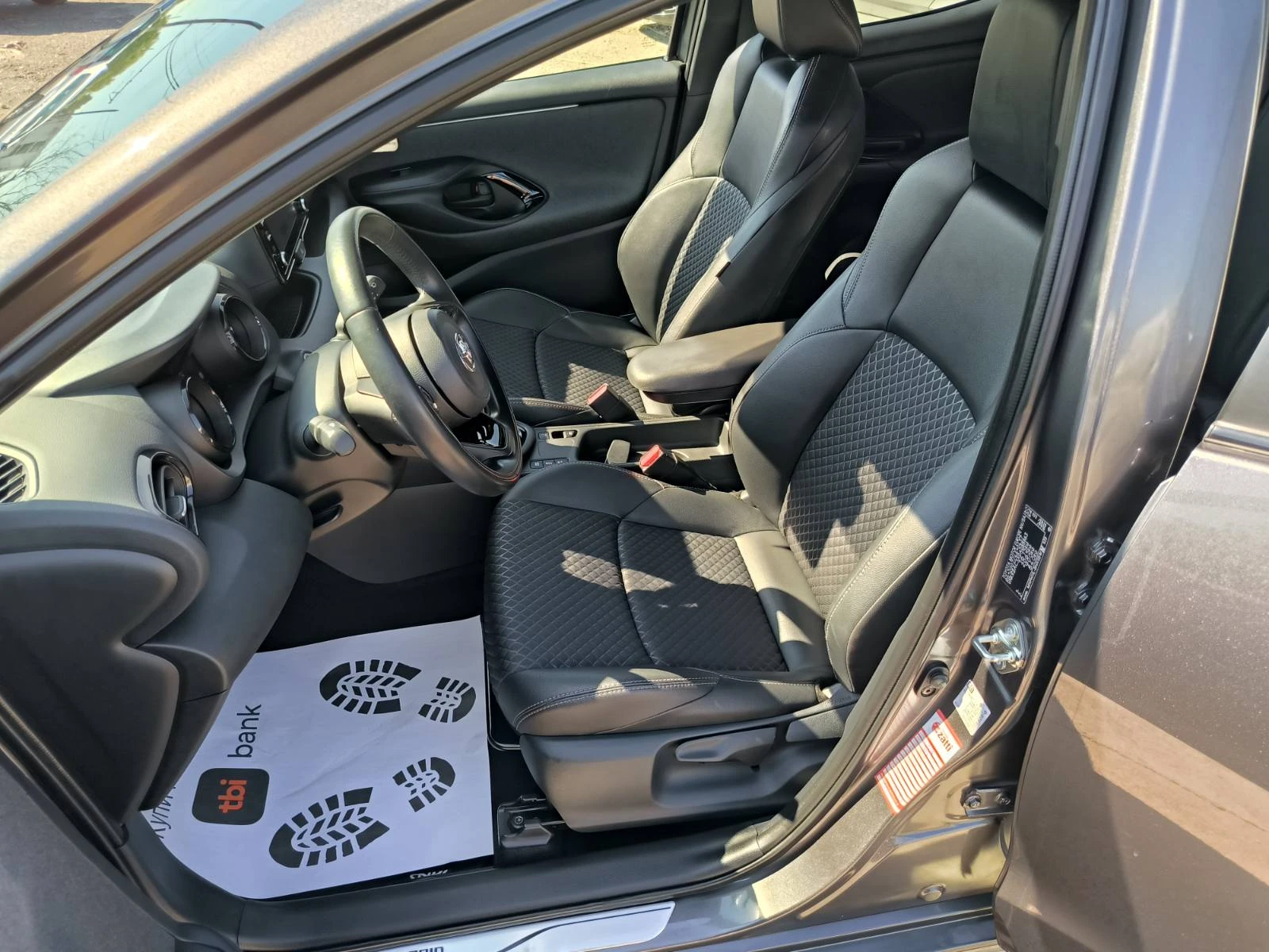 Toyota Yaris 1.5iHybrid-Kamera-Keyless-Navi-Panorama-Euro-6D, снимка 14 - Автомобили и джипове - 55298627