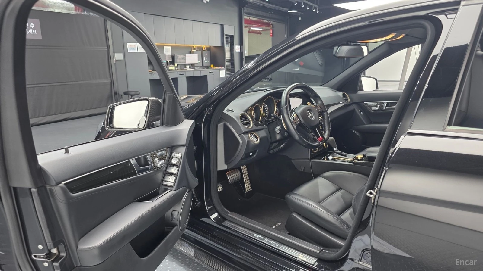 Mercedes-Benz C 63 AMG CARBON* КОЖА* ПОДГРЕВ* ПАНОРАМА* КАМЕРИ, снимка 10 - Автомобили и джипове - 55565077