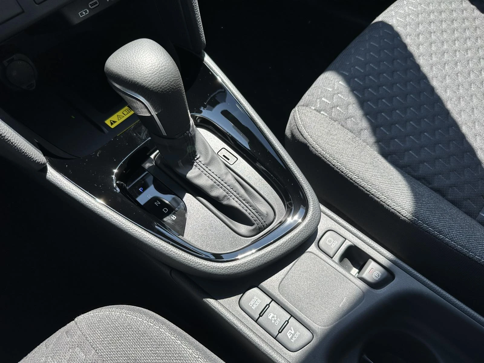 Toyota Yaris Cross 1.5 HEV Chic, снимка 13 - Автомобили и джипове - 55822801