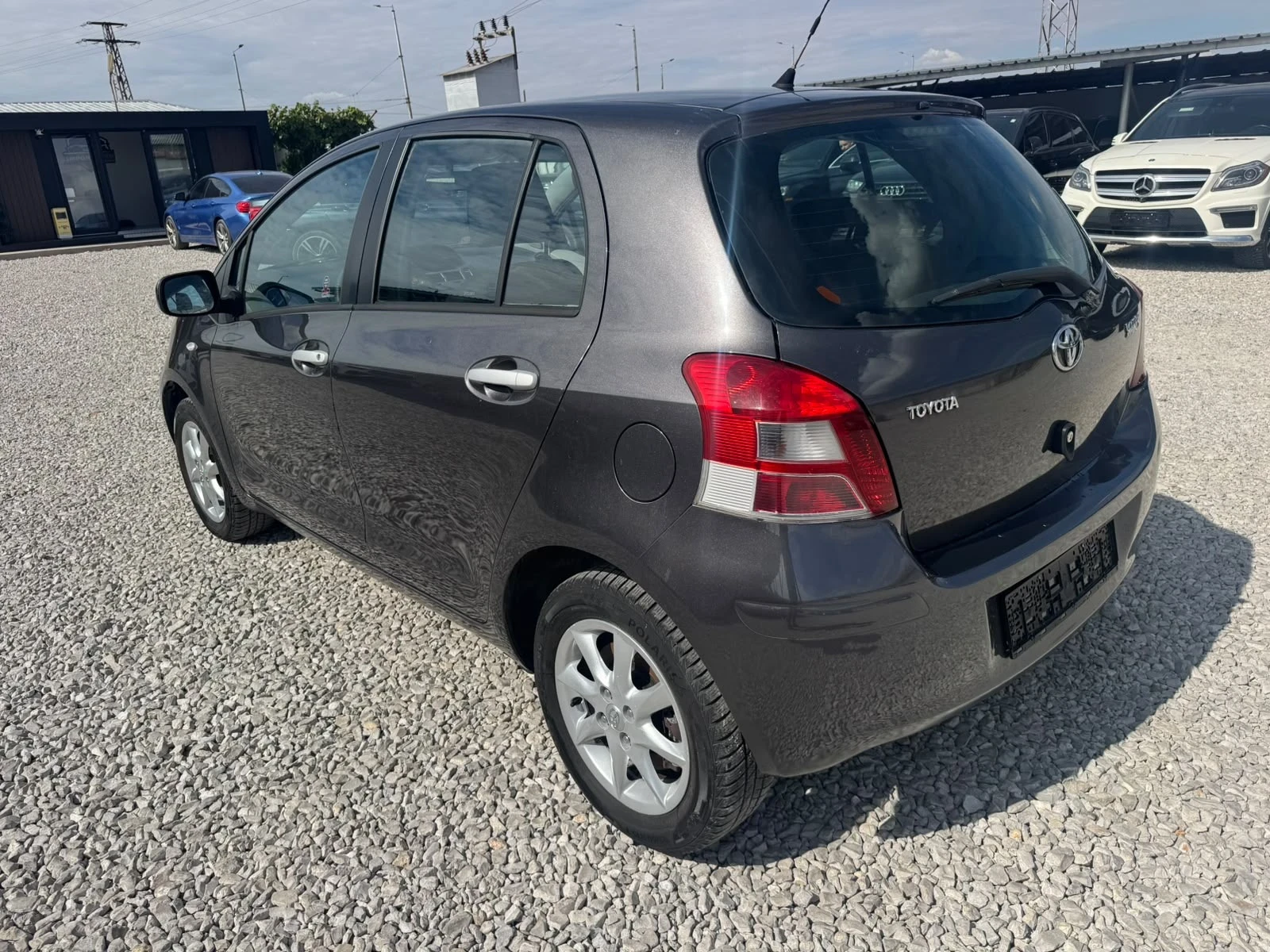 Toyota Yaris 1.0 5P SoL, снимка 14 - Автомобили и джипове - 56084055