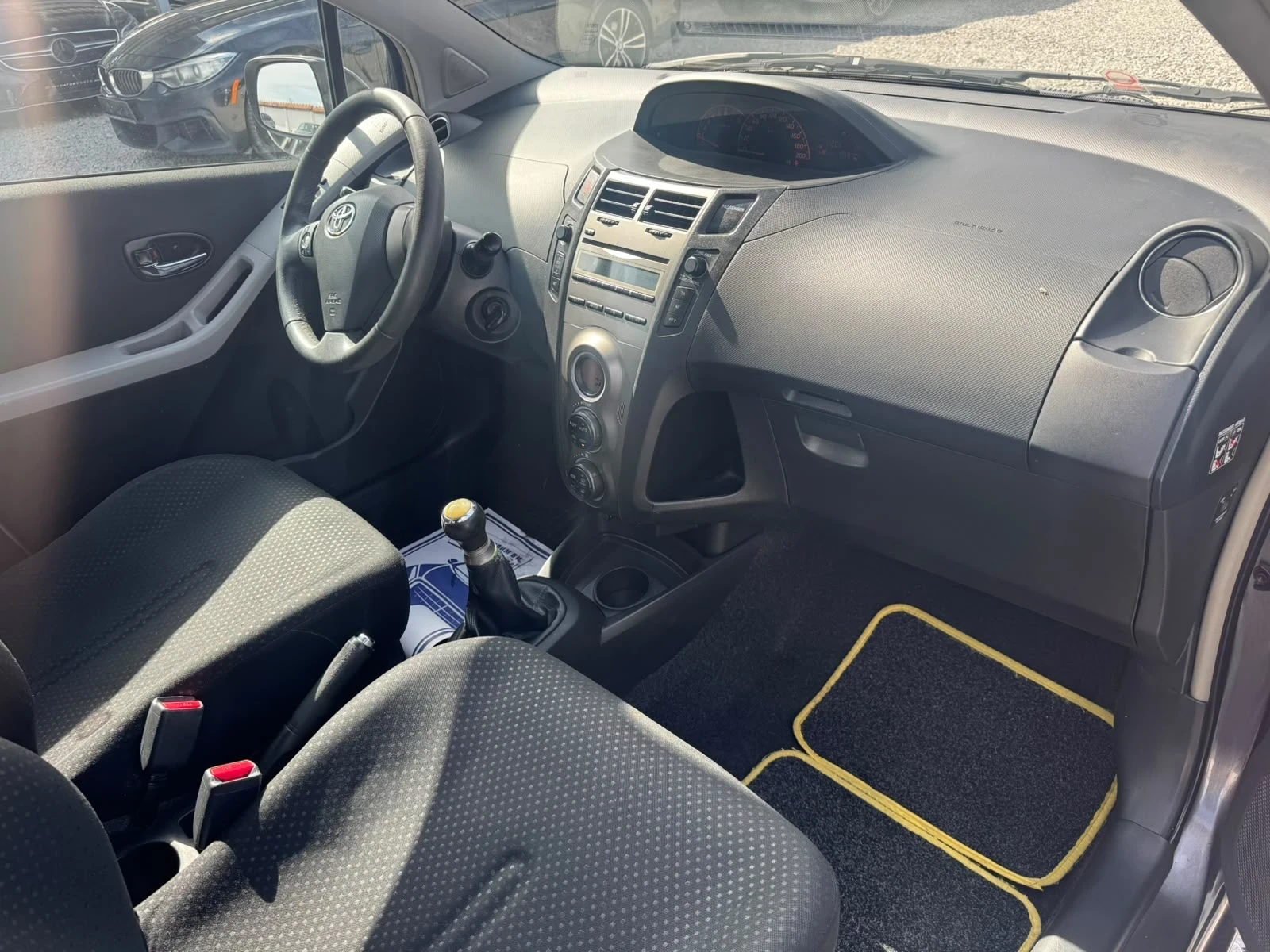 Toyota Yaris 1.0 5P SoL, снимка 11 - Автомобили и джипове - 56084055