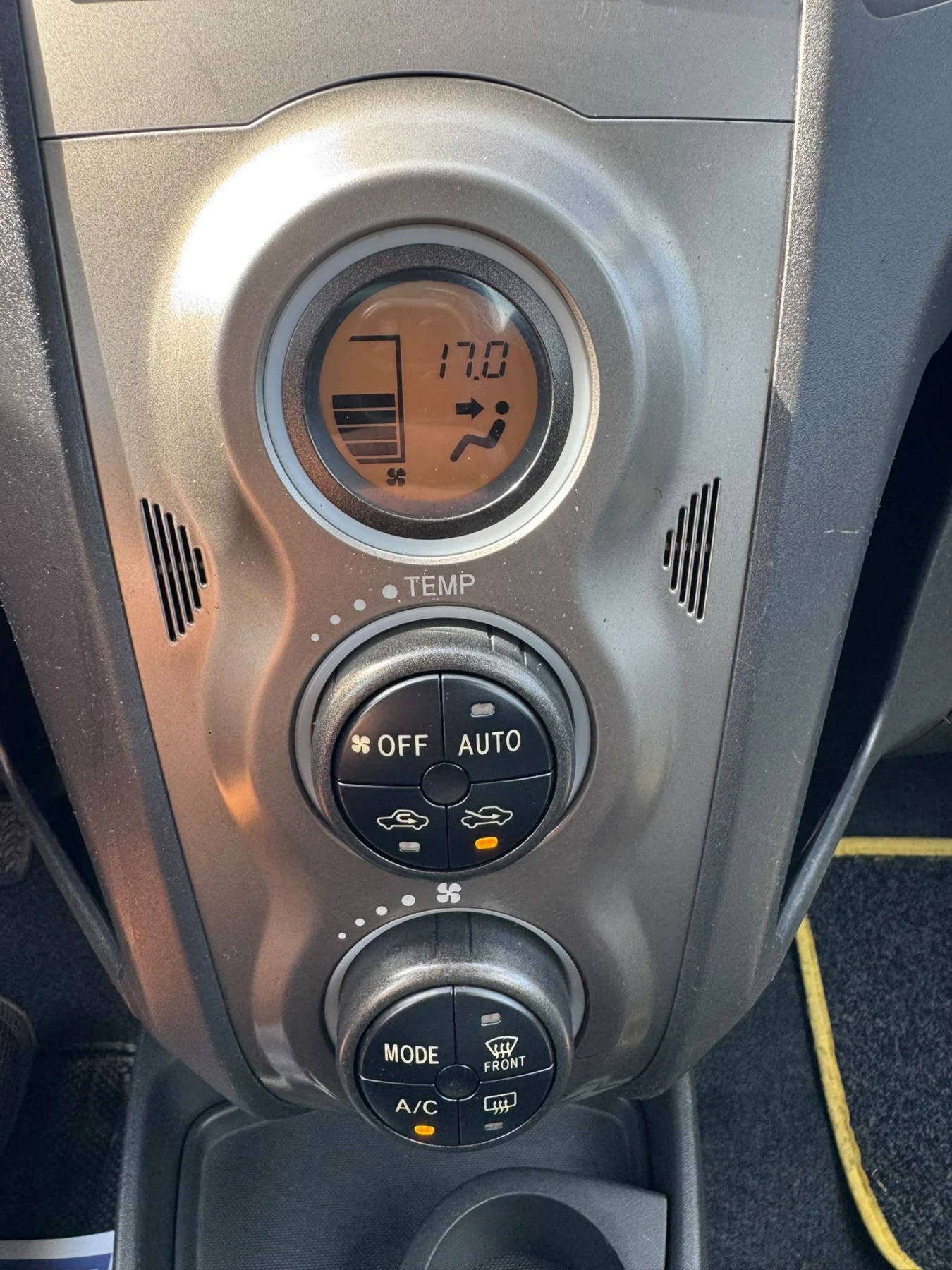 Toyota Yaris 1.0 5P SoL, снимка 5 - Автомобили и джипове - 56084055