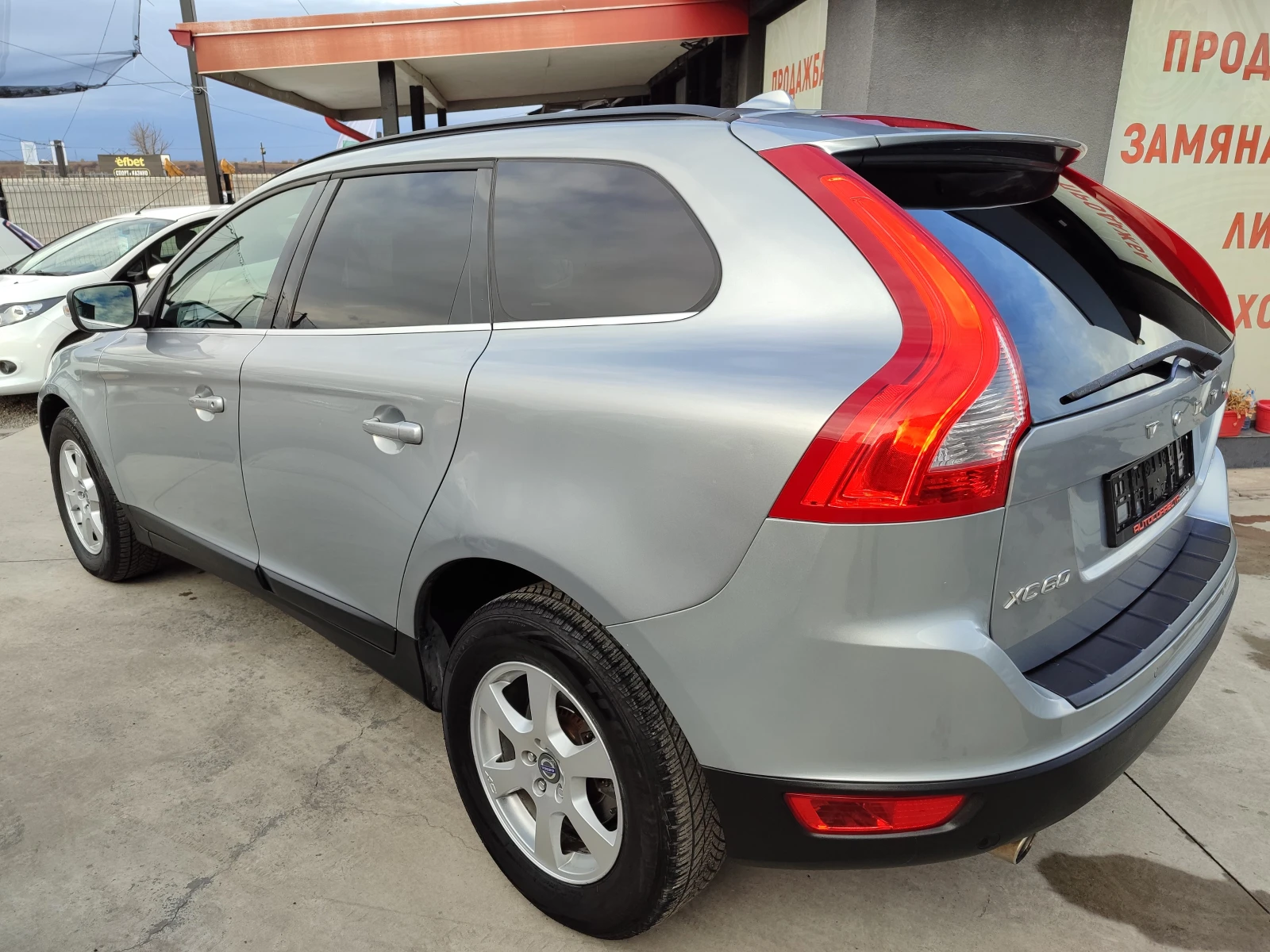 Volvo XC60 2.4D3 Automatic AWD E5B - изображение 6