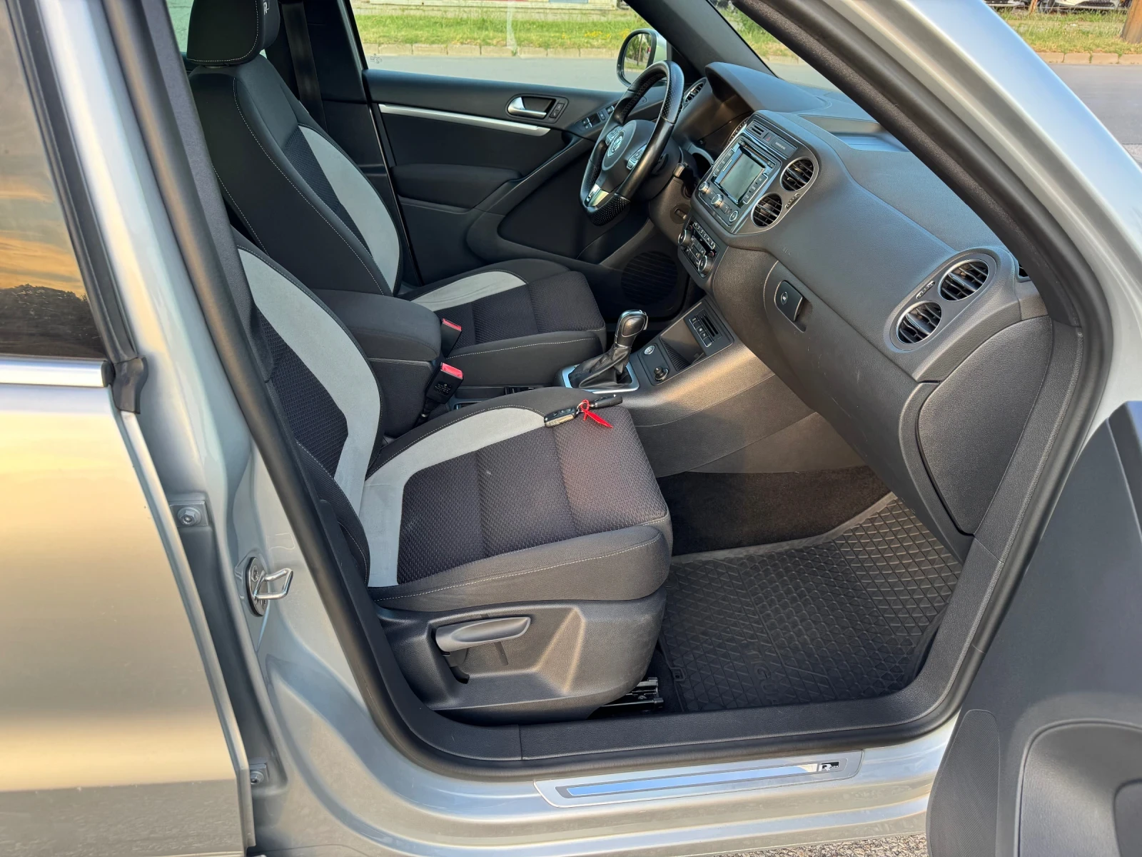 VW Tiguan 2.0 Turbo R line DSG 4x4 , снимка 8 - Автомобили и джипове - 55179978