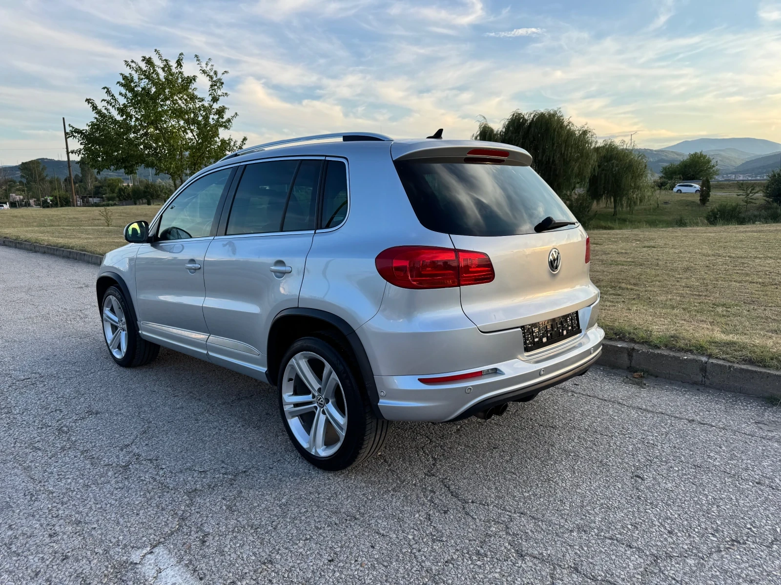 VW Tiguan 2.0 Turbo R line DSG 4x4 , снимка 3 - Автомобили и джипове - 55179978