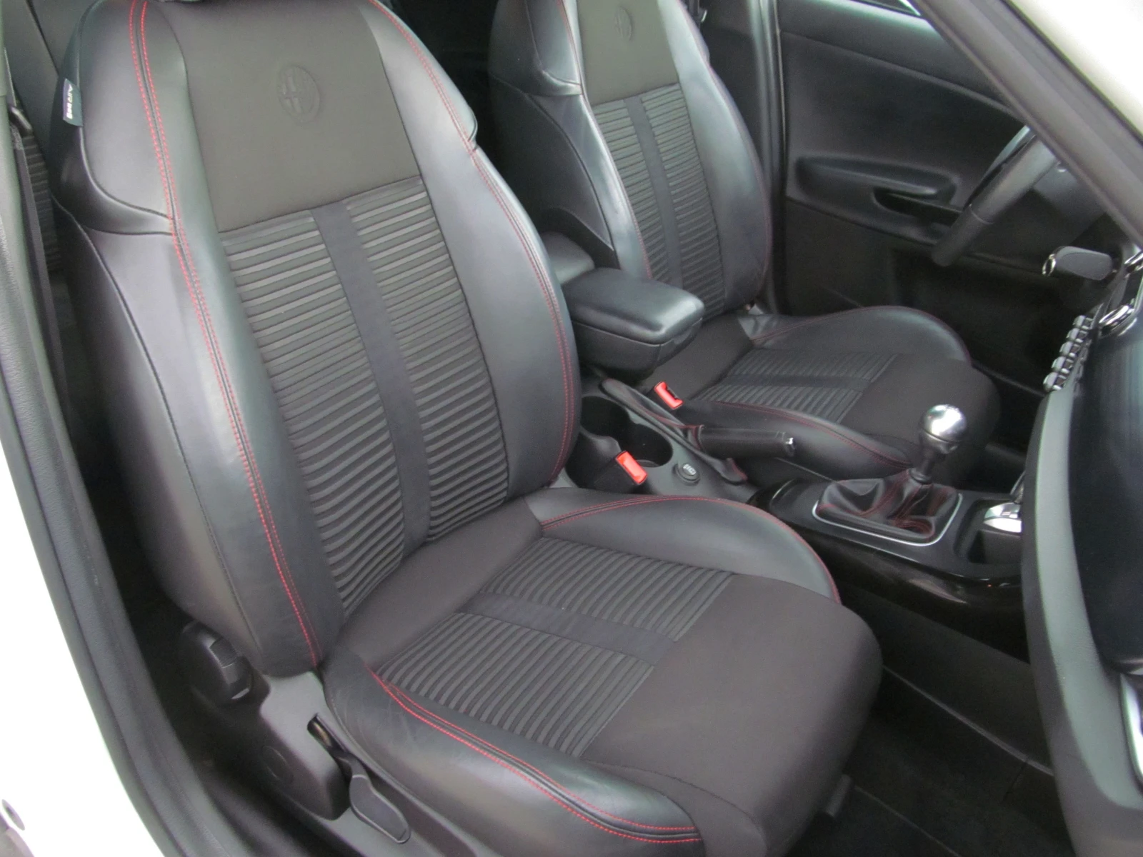 Alfa Romeo Giulietta 1.4 TURBO/PANORAMA/LED - изображение 8