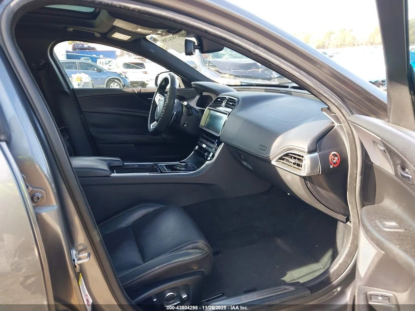 Jaguar XE 3l S, снимка 5 - Автомобили и джипове - 54365963