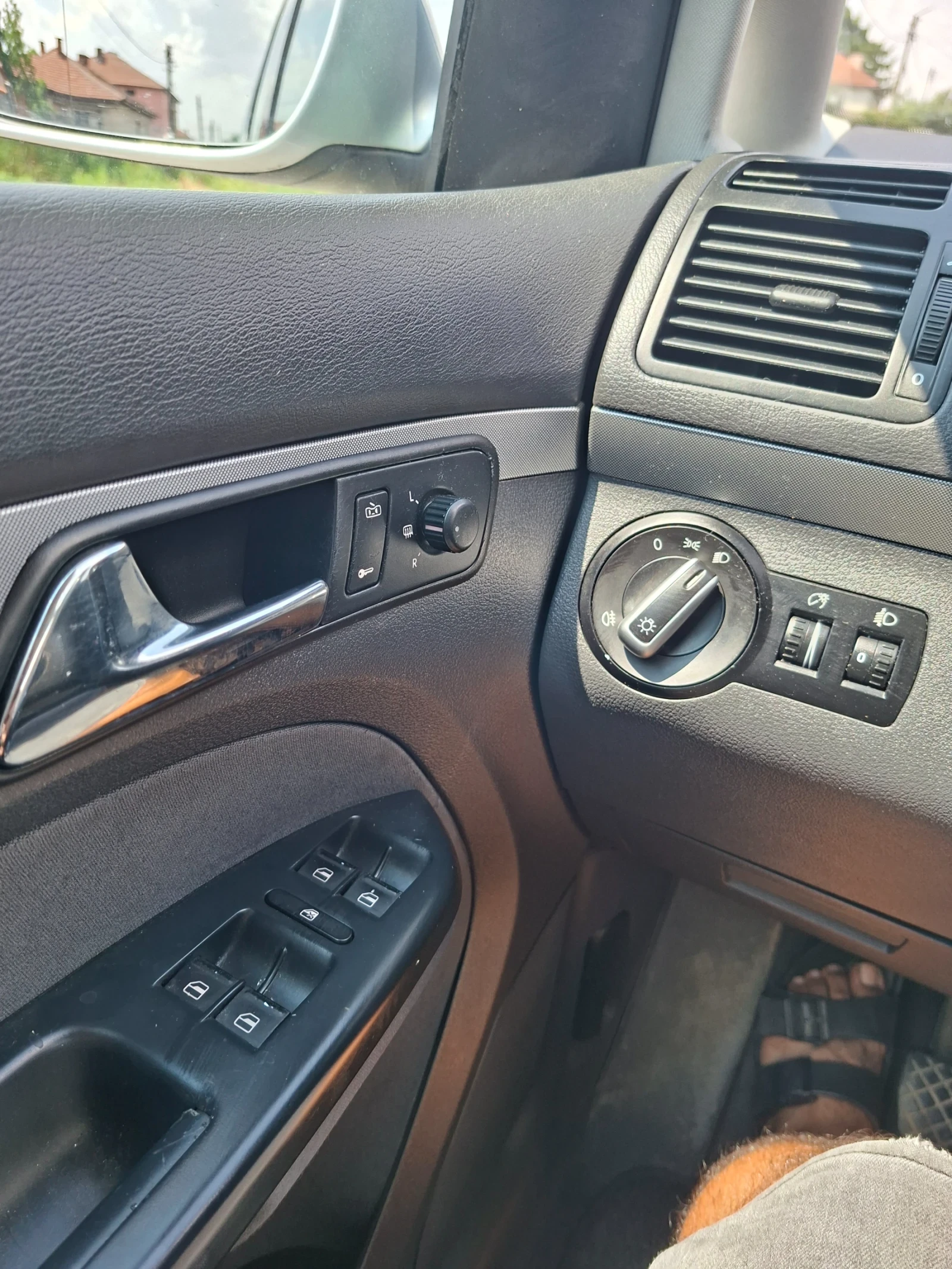 VW Touran, снимка 14 - Автомобили и джипове - 55145579