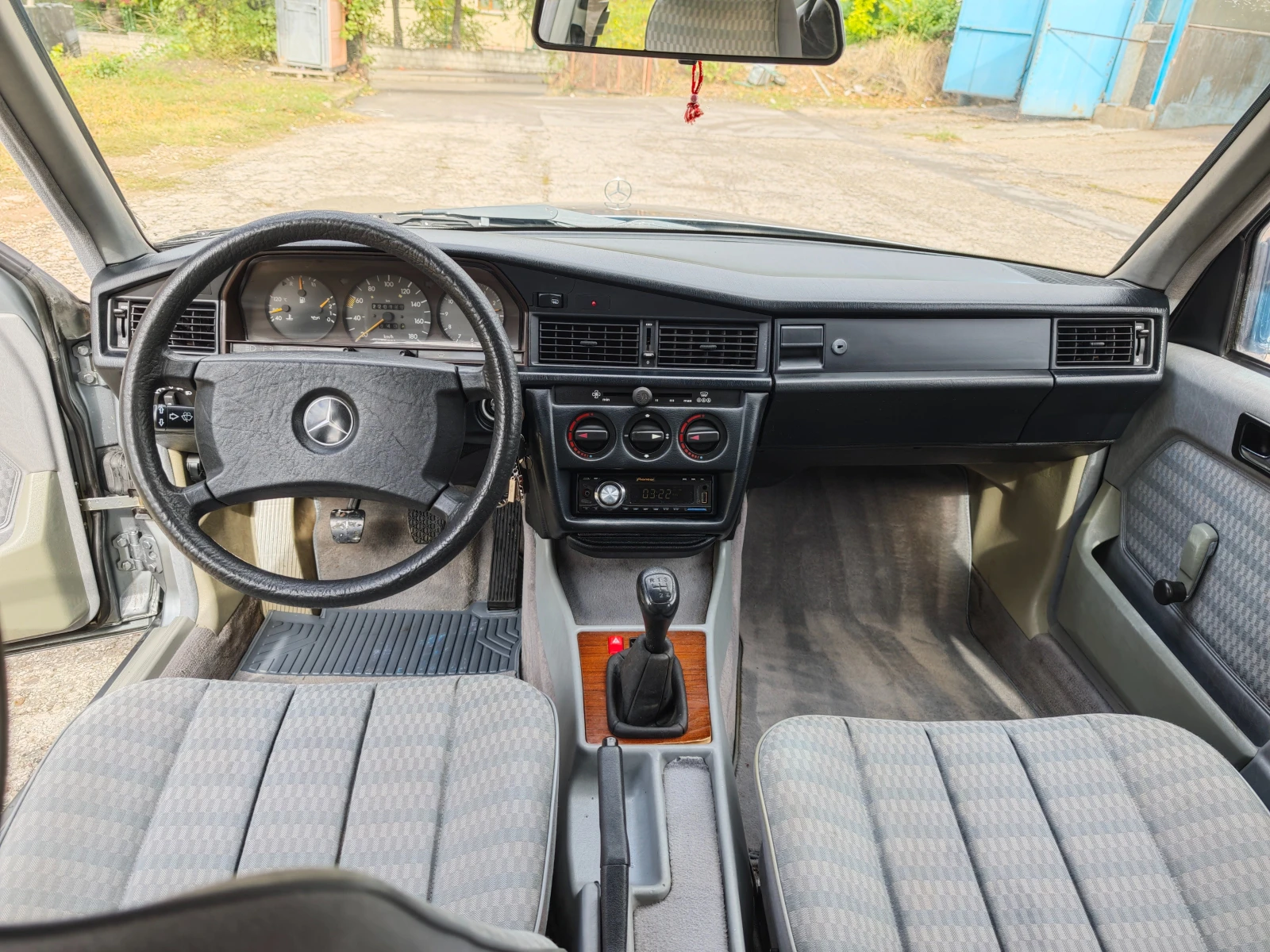 Mercedes-Benz 190, снимка 13 - Автомобили и джипове - 54123255