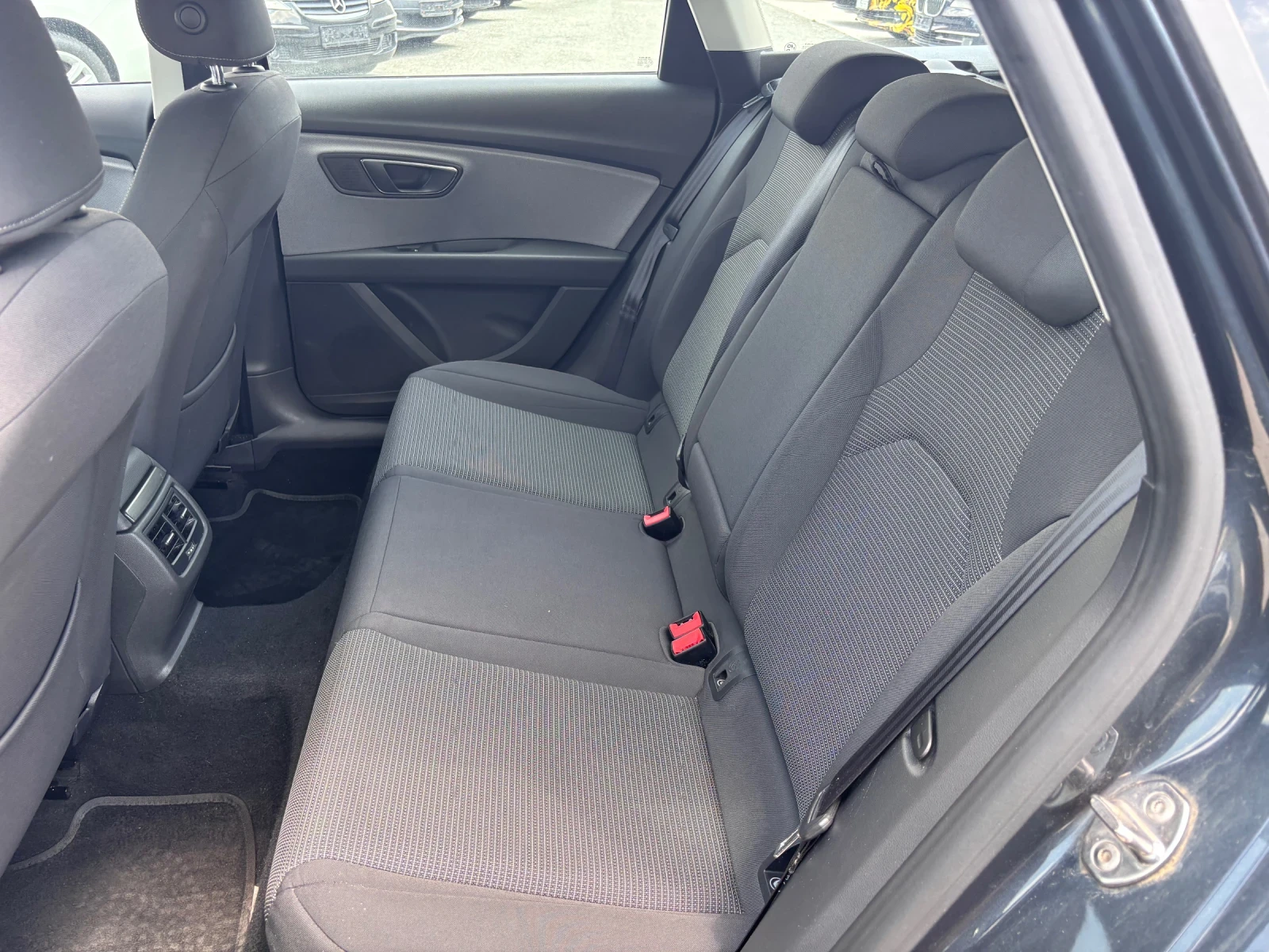 Seat Leon 1.6 TDI, снимка 10 - Автомобили и джипове - 54791484