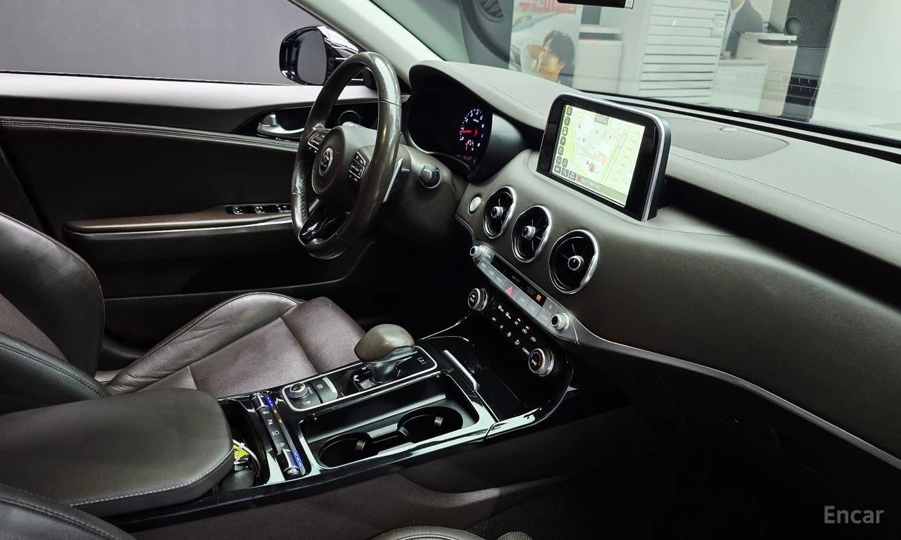 Kia Stinger 3.3 GT* ПОДГРЕВ* ОБДУХВАНЕ* КАМЕРА* КРАЙНА ЦЕНА* , снимка 8 - Автомобили и джипове - 54972037