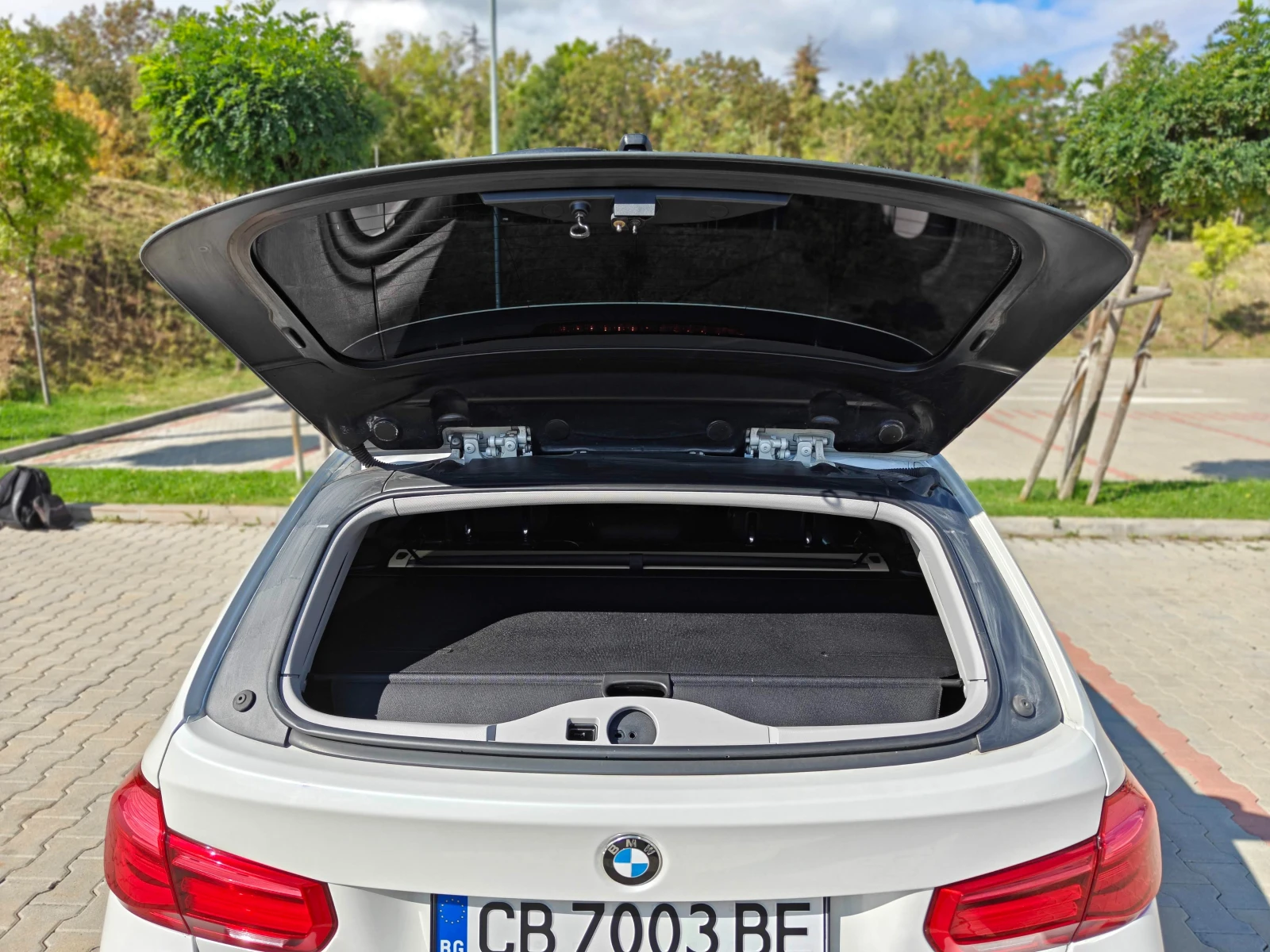 BMW 318 D LCI Full LED, снимка 9 - Автомобили и джипове - 56329020