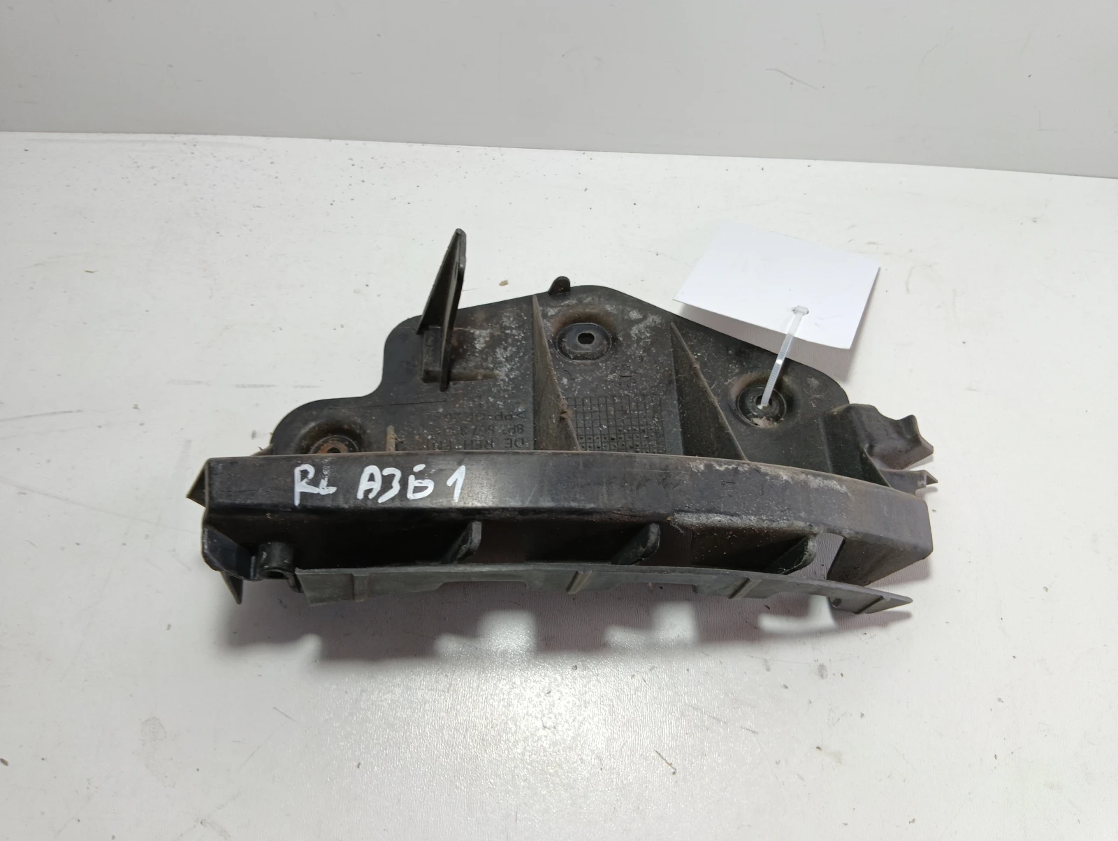 държач за задна броня (десен) 2врати 8P3807394 Audi A3