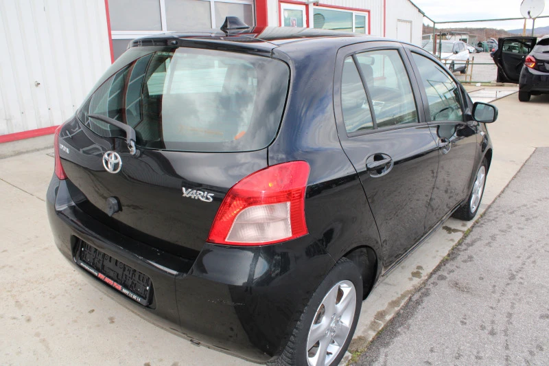 Toyota Yaris 1.0 Бензин, снимка 4 - Автомобили и джипове - 46355889