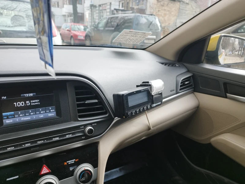 Hyundai Elantra Такси, снимка 7 - Автомобили и джипове - 53535876