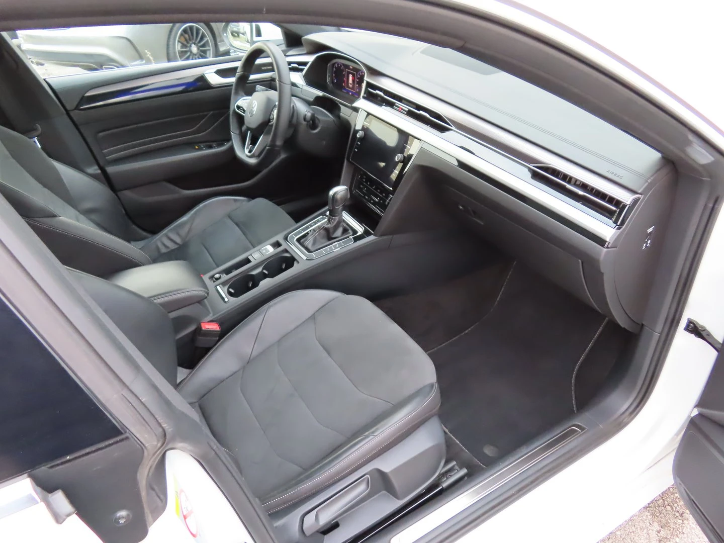 VW Arteon R-Line 2.0 TSI OPF 4MOTION DSG, снимка 11 - Автомобили и джипове - 54520774