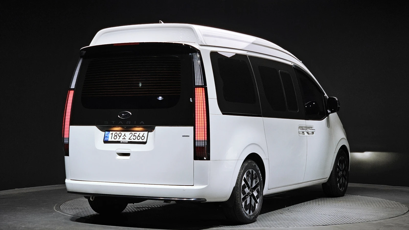 Hyundai Staria Limousine* BLIND SPOT* 360* ОБДУХВАНЕ* КРАЙНА ЦЕНА, снимка 2 - Автомобили и джипове - 55409134