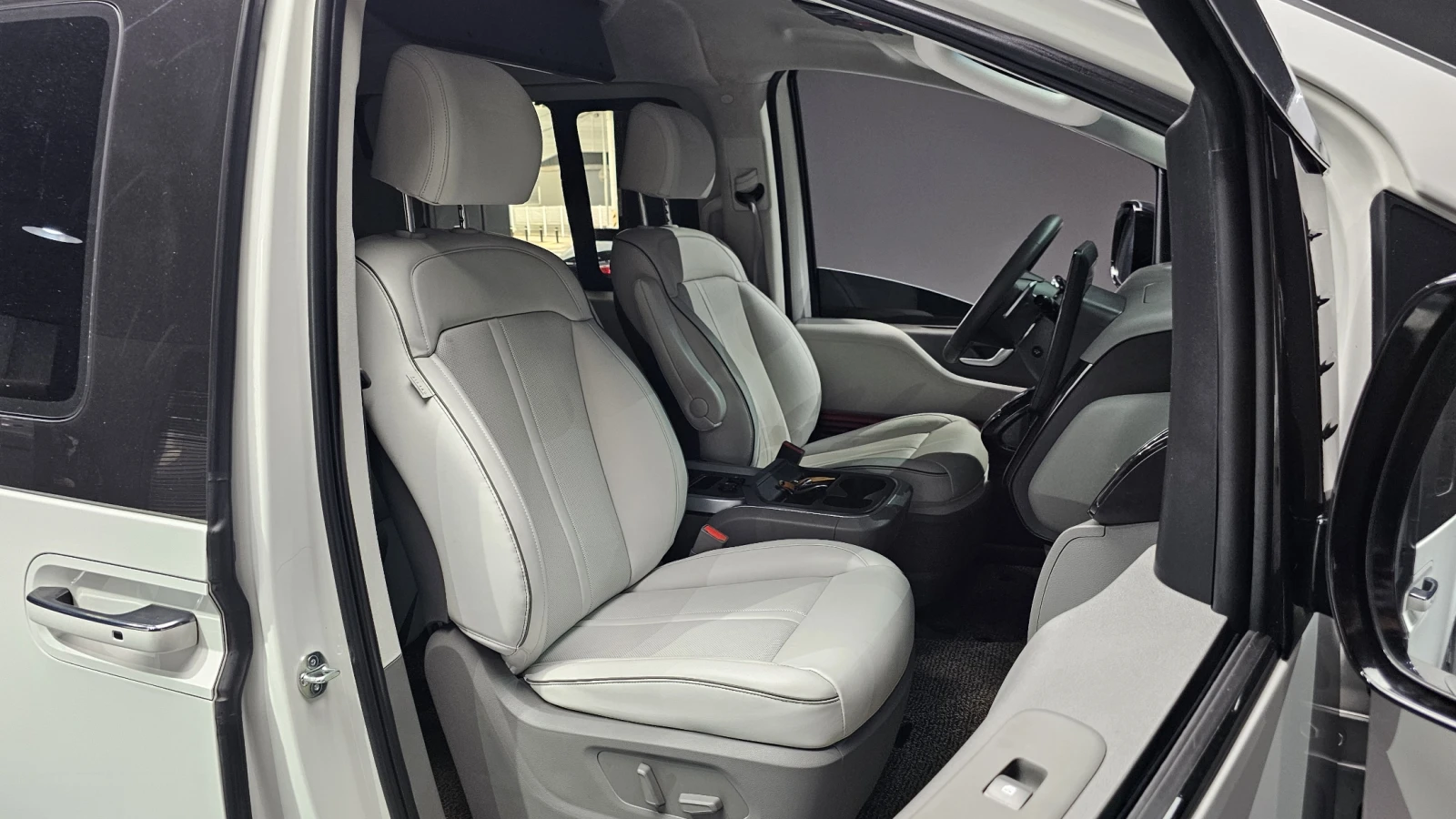 Hyundai Staria Limousine* BLIND SPOT* 360* ОБДУХВАНЕ* КРАЙНА ЦЕНА, снимка 10 - Автомобили и джипове - 55409134
