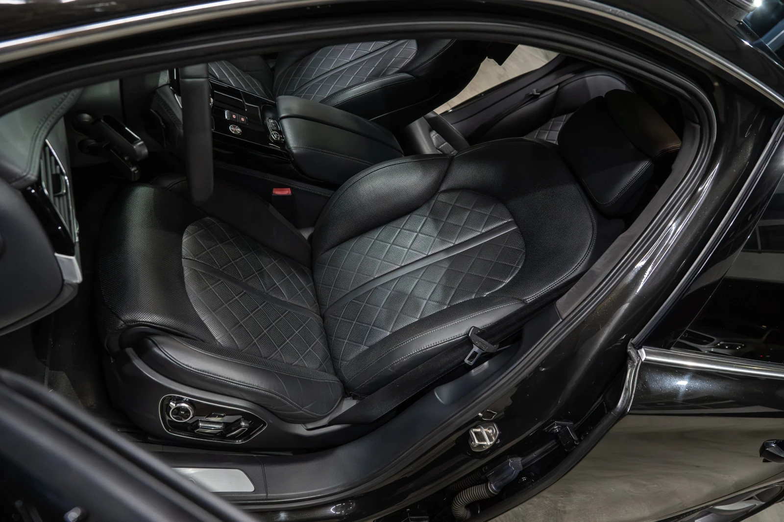 Audi A8 4.2TDI /FULL LED/3xTV/B&O/MEMORY/NIGHT VISION/DIST, снимка 12 - Автомобили и джипове - 55576927