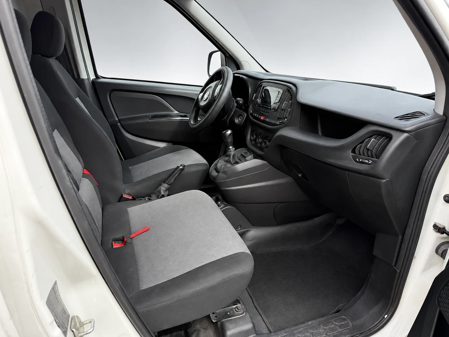 Fiat Doblo 1.3 Multijet  95kc 2018 , снимка 7 - Автомобили и джипове - 56469733