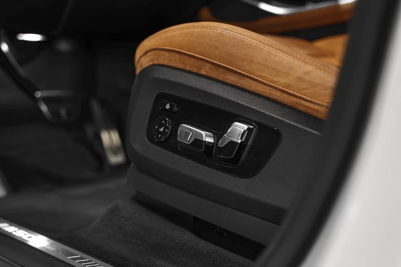 BMW X7 M50D/4X4/7S/400HP/PANO/360/LASER/ACC/MASSAGE/890f, снимка 14 - Автомобили и джипове - 52237296