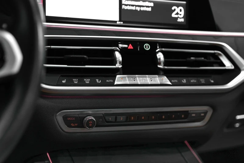 BMW X7 M50D/4X4/7S/400HP/PANO/360/LASER/ACC/MASSAGE/890f, снимка 12 - Автомобили и джипове - 52237296