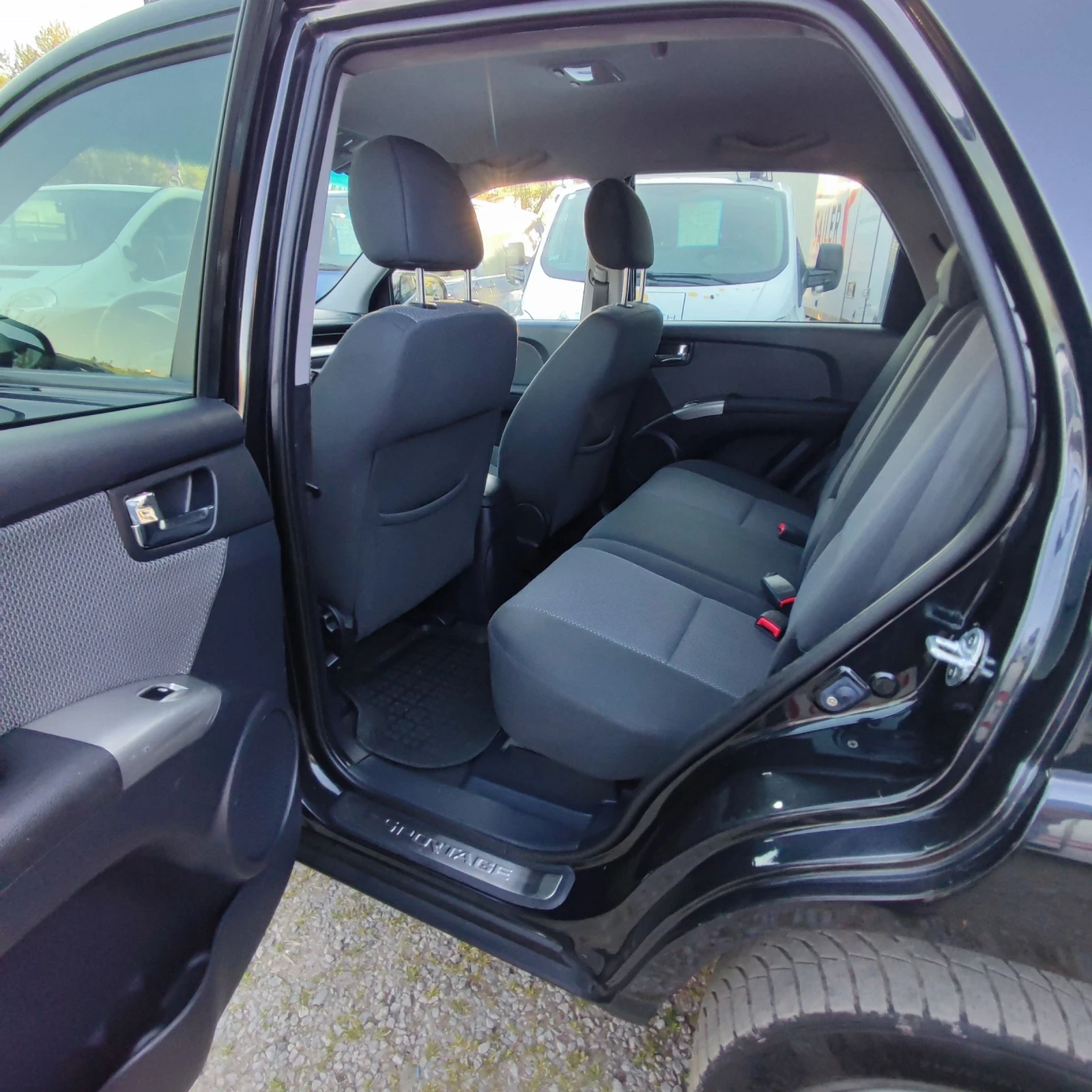 Kia Sportage PILOT* 2.0i* FACELIFT* KLIMATRONIK* 4X4* , снимка 13 - Автомобили и джипове - 54431592
