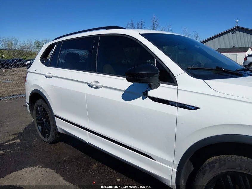 VW Tiguan 2.0T SE R-LINE SHADOW BLACK, снимка 12 - Автомобили и джипове - 54959267