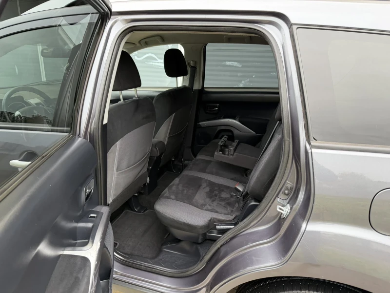 Mitsubishi Outlander 2.4i Automat, снимка 15 - Автомобили и джипове - 52336232