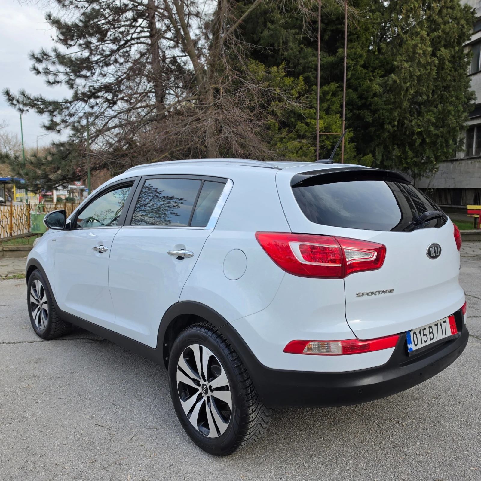 Kia Sportage 2.0 CRDI FULL EXTRI 4x4, снимка 3 - Автомобили и джипове - 53966977