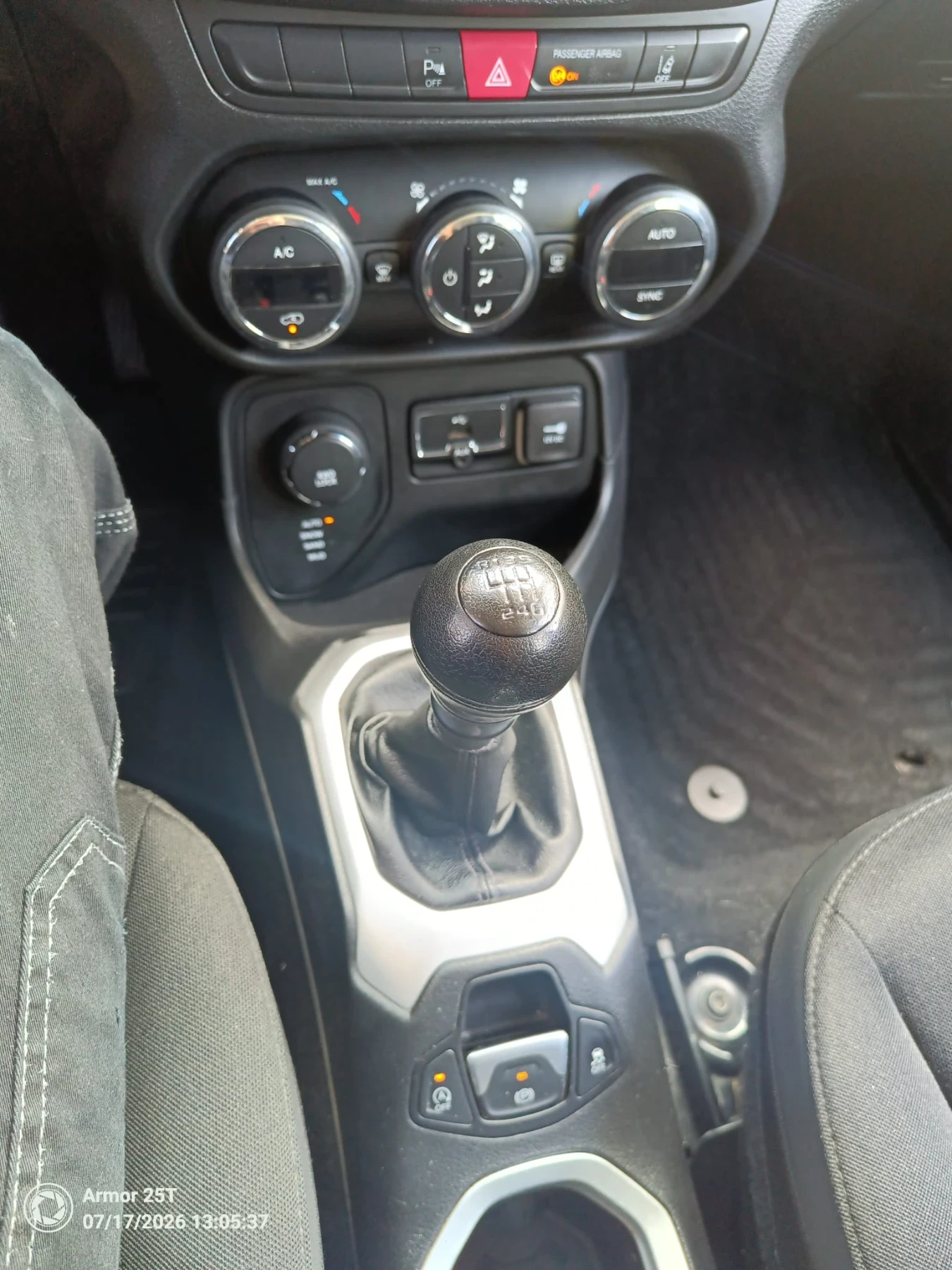 Jeep Renegade, снимка 11 - Автомобили и джипове - 56239859
