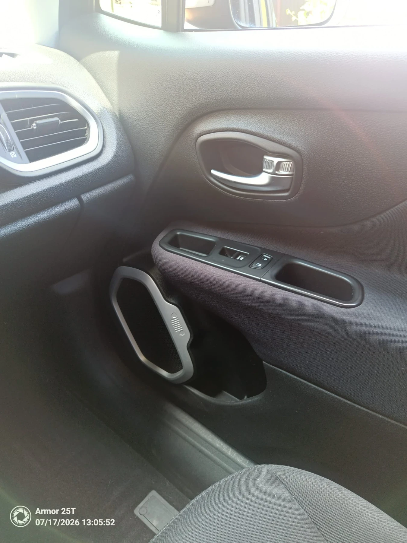 Jeep Renegade, снимка 9 - Автомобили и джипове - 56239859