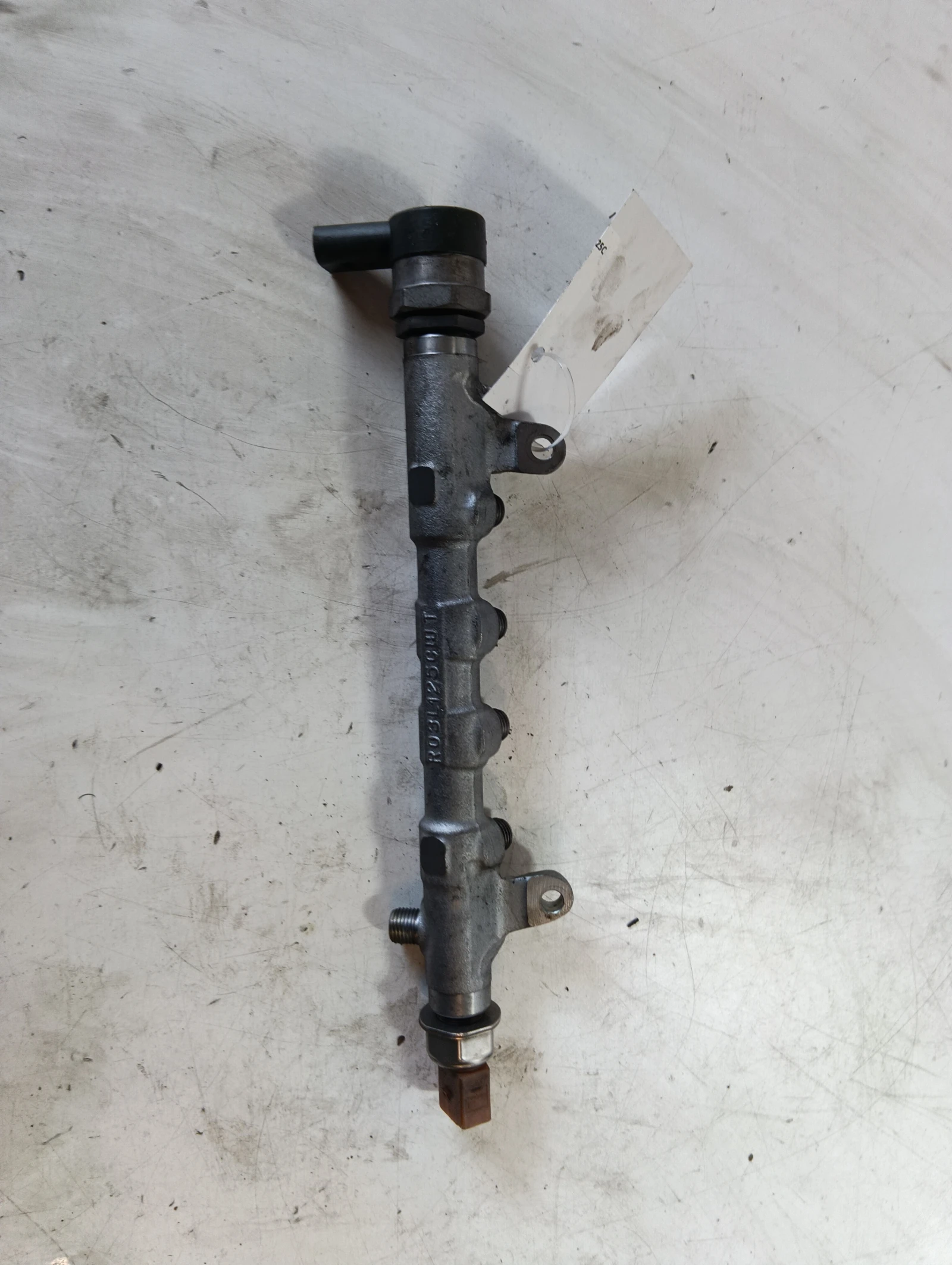 горивна рейка 2.0 TDI 03L125C 03L130089Q 057130764AB 03L906054 Audi A4