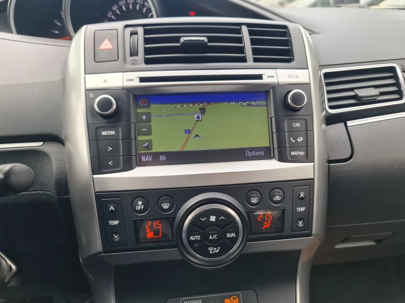 Toyota Verso 2.0 D4D Панорама Navi Камера 7-местна, снимка 13 - Автомобили и джипове - 47792881