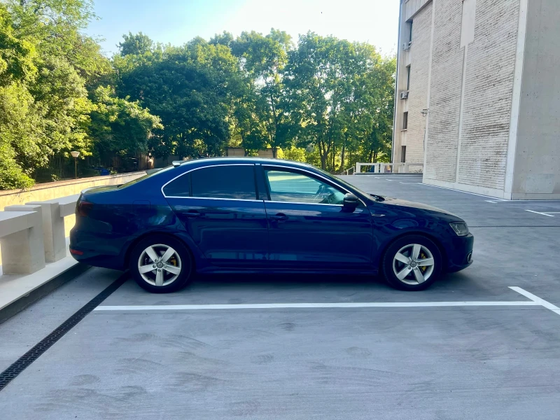 VW Jetta MK6 2.0 TDI | Обслужена | Реални км | R-Line, снимка 4 - Автомобили и джипове - 53371491