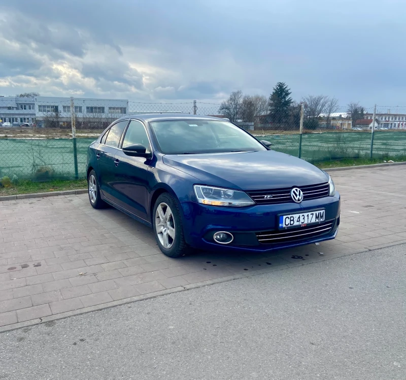 VW Jetta MK6 2.0 TDI | Обслужена | Реални км | R-Line, снимка 6 - Автомобили и джипове - 53371491