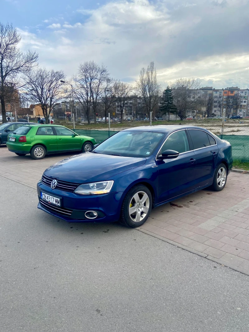 VW Jetta MK6 2.0 TDI | Обслужена | Реални км | R-Line, снимка 5 - Автомобили и джипове - 53371491