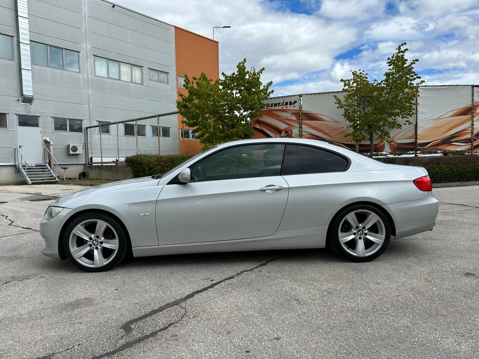 BMW 320 D  Автоматик Facelift - изображение 2