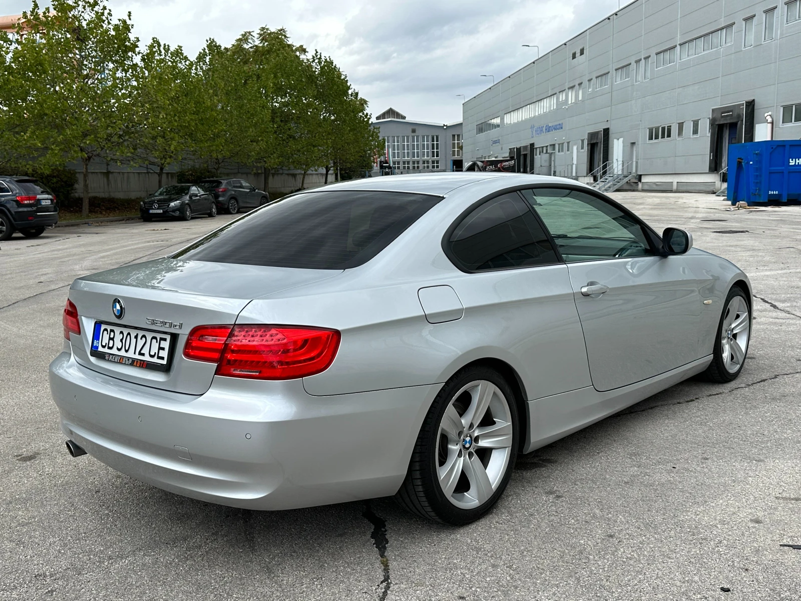 BMW 320 D  Автоматик Facelift - изображение 4