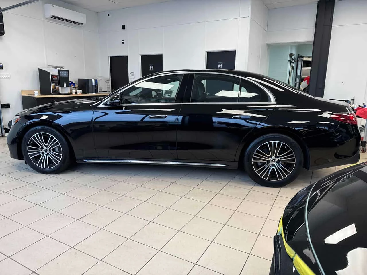 Mercedes-Benz E 350 ПАНОРАМА/360 КАМЕРИ/HEAD-UP DISPLAY , снимка 3 - Автомобили и джипове - 54057978