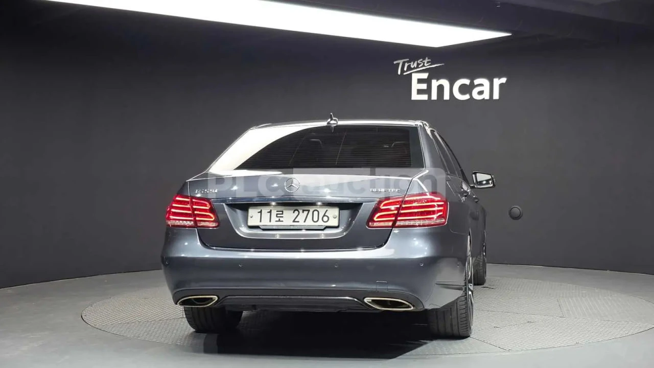 Mercedes-Benz E 220 * АВТОКРЕДИТ БЕЗ ПЪРВОНАЧАЛНА * , снимка 4 - Автомобили и джипове - 54554314